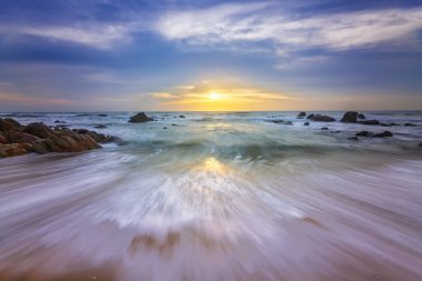 Denizin üzerinde güzel bir gün batımı