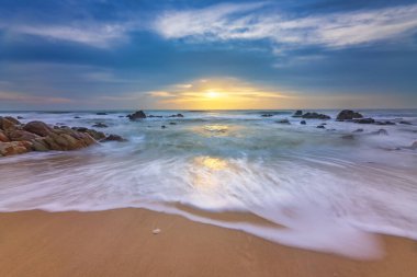 Denizin üzerinde güzel bir gün batımı.