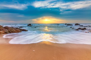 Sahilde güzel bir gün batımı