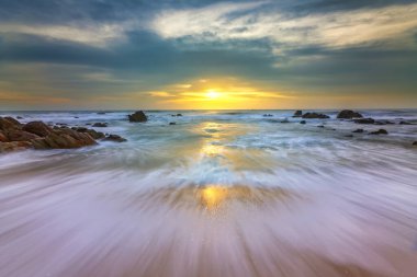 Sahilde güzel bir gün batımı