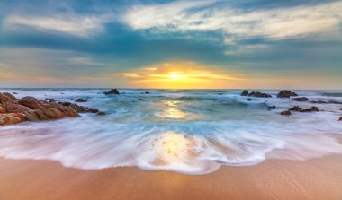 Sahilde güzel bir gün batımı