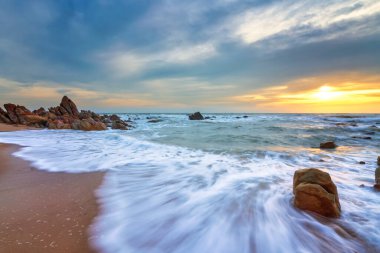 Kayaların üzerinde güzel bir gün doğumu