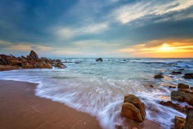 Denizde gün doğumu Güzel bir plajla