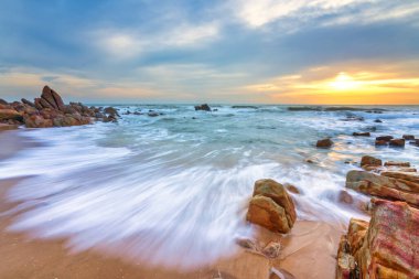 Denizin üzerinde gün batımı