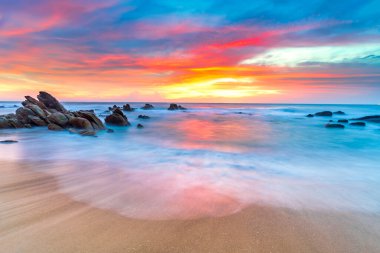 Denizin üzerinde güzel bir gün batımı