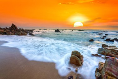 Denizin üzerinde güzel bir gün batımı