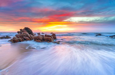 Denizin üzerinde şaşırtıcı günbatımı