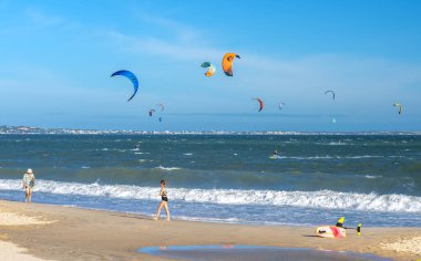 Güneşli bir günde Akdeniz sahillerinde uçurtma sörfü