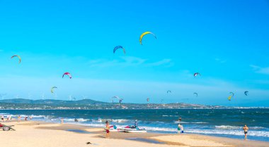 Denizin sahilinde uçurtma sörfü. Dalgalı güzel deniz.