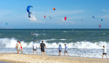 Dalgalarda sörf yapan bir grup uçurtma.