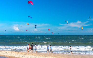 Güzel bir denizde uçurtma.
