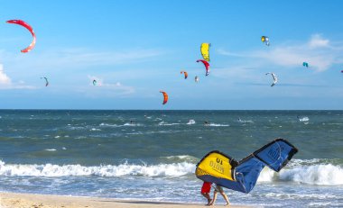 Güneşli bir günde deniz dalgalarında sörf yapan uçurtma. yaz ve tatil konsepti