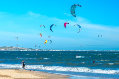 Deniz kıyısında rüzgar sörfçüsü