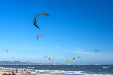 Mavi gökyüzünde uçurtma sörfçüsü.