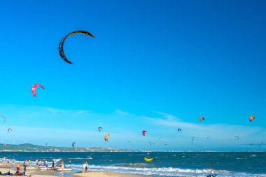 Uçurtma denizin üzerinde uçuyor