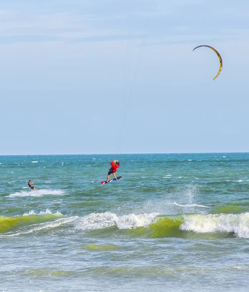 Denizde uçurtma uçurmak. Uçurtmalı bir adam.