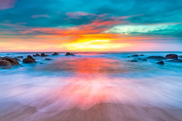 Denizde gün doğumu.