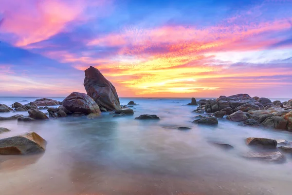 Güneşin doğuşu güzel denizin kumsalında