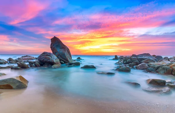 Denizin üzerinde güzel bir gün batımı. doğa bileşimi