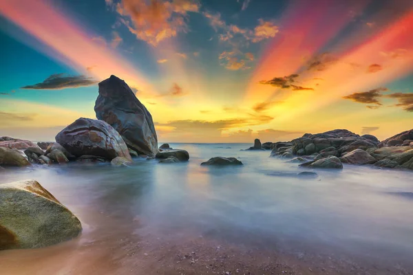 Denizin üzerinde gün batımı.