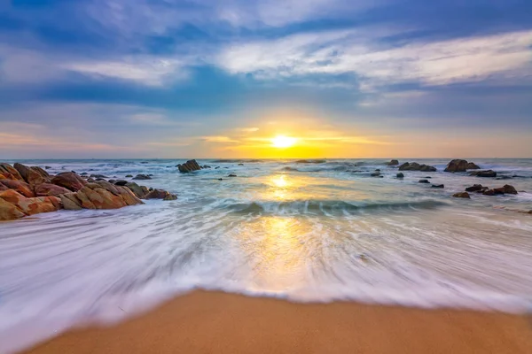 Akdeniz üzerinde güzel gün batımı