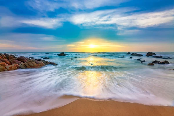 Okyanus kıyısında gün doğumu, güzel gün batımı.