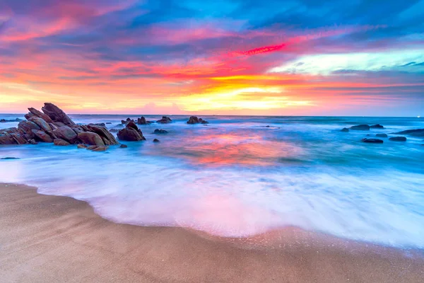 Sahilde güzel bir gün batımı.