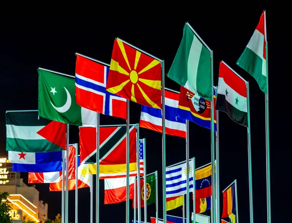 Dünyanın çeşitli ülkelerinin bayrakları