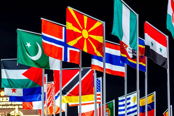 Ülkelerin bayrakları, farklı ülkelerin bayrakları ve ulusal bayraklar, bulanık gökyüzü geçmişi, farklı ülkelerin bayrakları