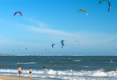 Yazın deniz kıyısında sörfçüler