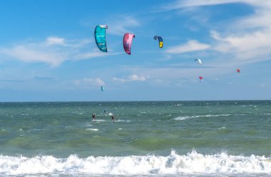 Dalgalarda uçurtma. Arka planda deniz dalgaları var. Uçurtma sporu. Uçurtma uçurma üzerine çalışırken. kit