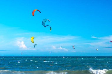 Yazın bulutlu mavi gökyüzünde paraşütçü