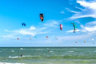 Güzel bir mavi deniz arka planında uçurtma.