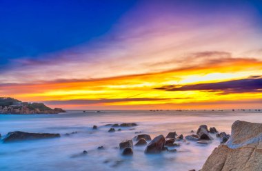 Denizin üzerinde güzel bir gün batımı. doğa bileşimi