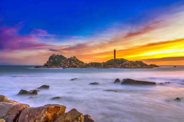 Denizin üzerinde güzel bir gün batımı