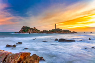 Akdeniz kıyısındaki deniz fenerinde gün batımı