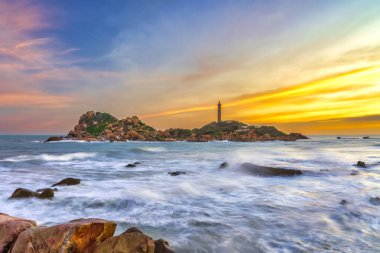 Kayalar denizinin üzerinde gün doğumu