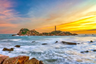 Denizin üzerinde güzel bir gün batımı