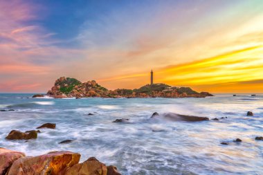 Kayalık deniz kıyısında gün batımı.