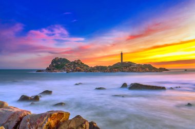 Denizin üzerinde güzel bir gün batımı