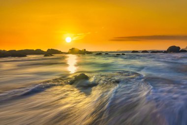 Denizin üzerinde gün batımı