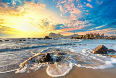 Sahilde gün batımı Güzel deniz ve gökyüzü