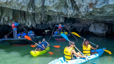 Denizdeki kayalıklarda turistler