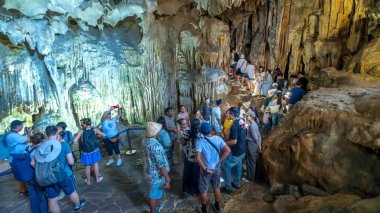 Mağaradaki turistler