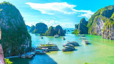 Vietnam 'daki Halong Koyu' nda hava görüntüsü.