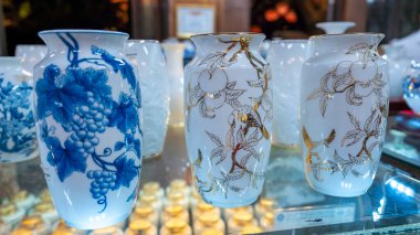 Dükkanda geleneksel Çin porselen vazosu