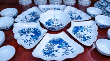 Ahşap bir masada mavi seramik kaseler.