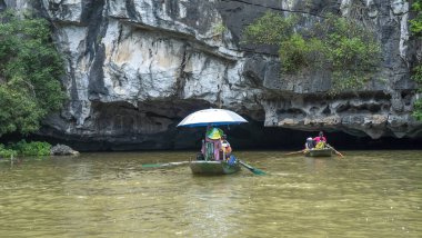 Vietnam, Binh Binh - 23 Ağustos 2016: Turistler Binh Binh nehri boyunca yürüyorlar