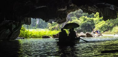 İnsanlar Tayland 'ın Pu Penh bölgesindeki mağara mağarasını ziyaret ediyor.