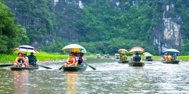 Nehirdeki bir teknede uzun saçlı adam..